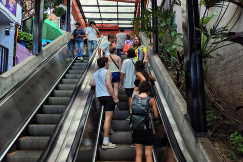 Medellín: Tour durch die Comuna 13, den Botero Park und den Metrocable mit einem lokalen Guide