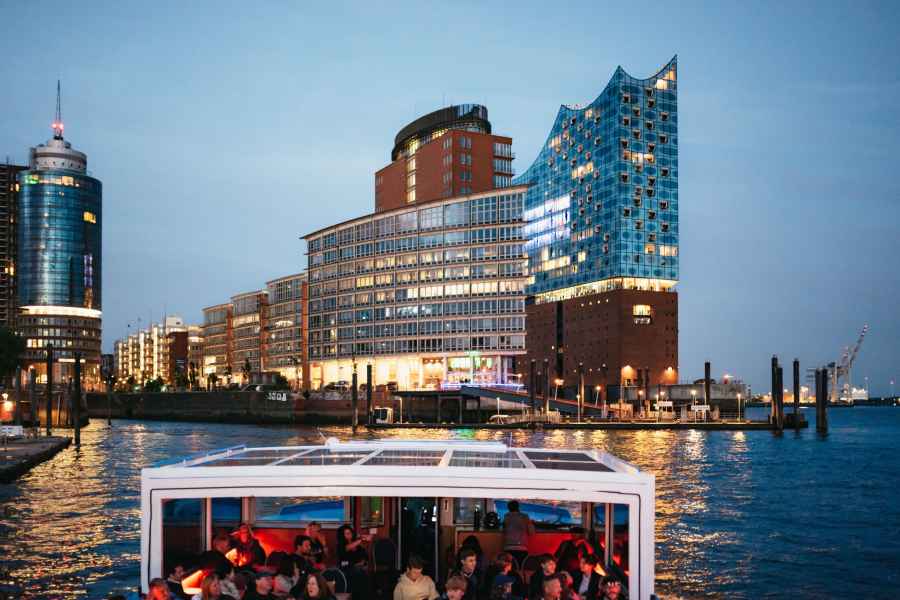 Hamburg: 1-stündige Hafenrundfahrt mit Lichterfahrt. Foto: GetYourGuide
