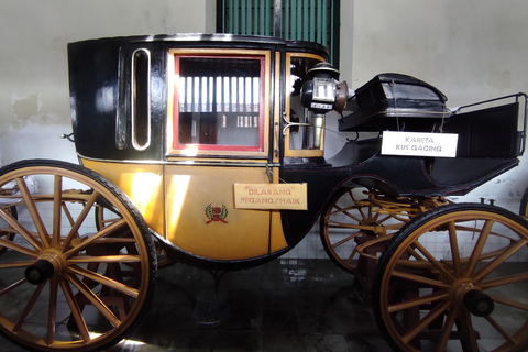 Yogyakarta: alquiler de coche privado con conductor en inglés en furgoneta