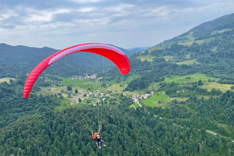 Bovec: parapendio biposto sulla valle dell&#039;IsonzoBovec: Parapendio biposto sulla Valle dell&#039;Isonzo