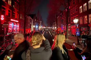 Amsterdam: Private Kneipentour im Rotlichtviertel mit Begleiterin