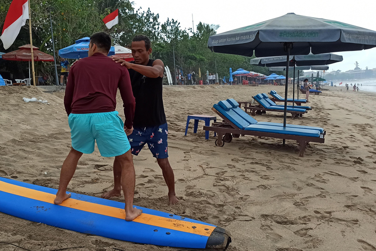 Bali: Lezione di surf sulla spiaggia di Kuta con istruttore (2 ore)