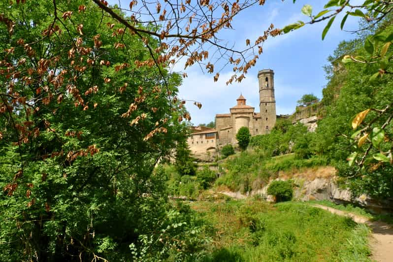 Barcelona: Pyrenees Villages And Trails Full-day Tour 