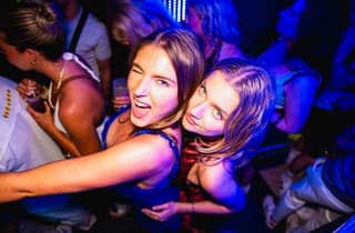 Party-Kneipentour in Nizza mit 10+ kostenlosen Shots und günstigen Drinks!