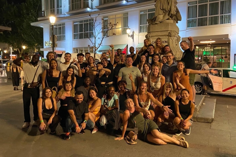 Madrid : Découvrez les joyaux nocturnes de MadridMadrid : Tournée des bars avec shots et entrée en boîte de nuit