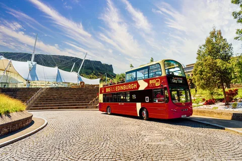 Edinburgh: hop-on-hop-off-bustour door de stad en Britannia Combo