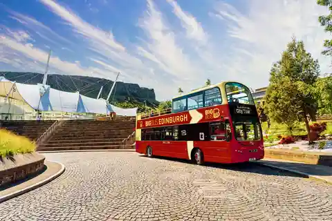 Edinburgh: hop-on-hop-off-bustour door de stad en Britannia Combo