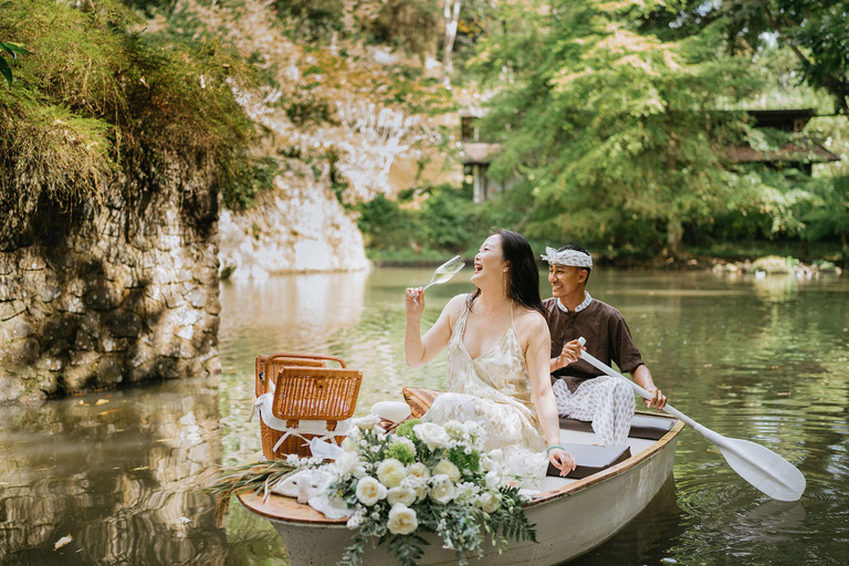 Ubud: Romantic Picnic on a Wooden Boat with Sparkling Wine