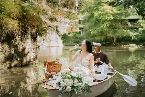 Ubud: Picnic romantico su una barca di legno con vino frizzante
