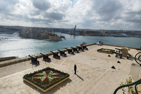 Em Valletta, você pode fazer uma excursão a pé pelos 5 sentidosEm Valletta, você fará uma excursão a pé pelos 5 sentidos da cidade.