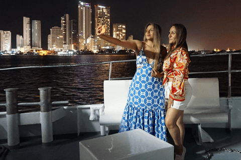 Cartagena: Cena en barco mientras navegas por la Bahía