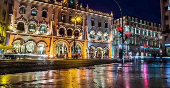 Lisbon by Night: Fado Dinner Show and Illuminated City Tour