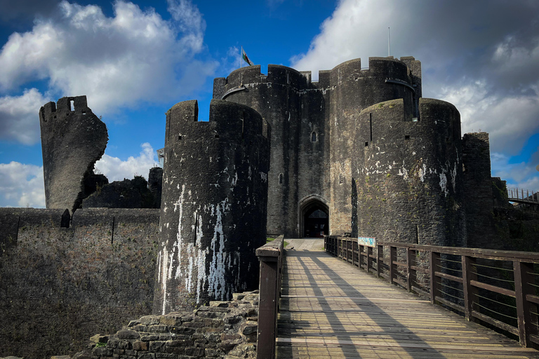 Da Cardiff: Tour di un giorno di castelli, cascate e montagne