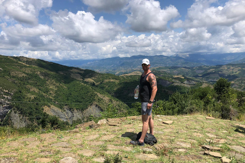 Tagestour von Berat zum Sotira Wasserfall - Wanderung 4x4 Tour