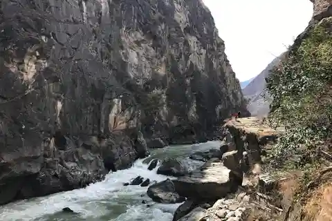 Shangri-la to Lijiang and Stops at Tiger Leaping Gorge