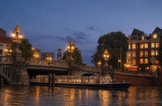 Amsterdam: Grachtenfahrt bei Sonnenuntergang & Skybar-Experience im A'DAM Toren
