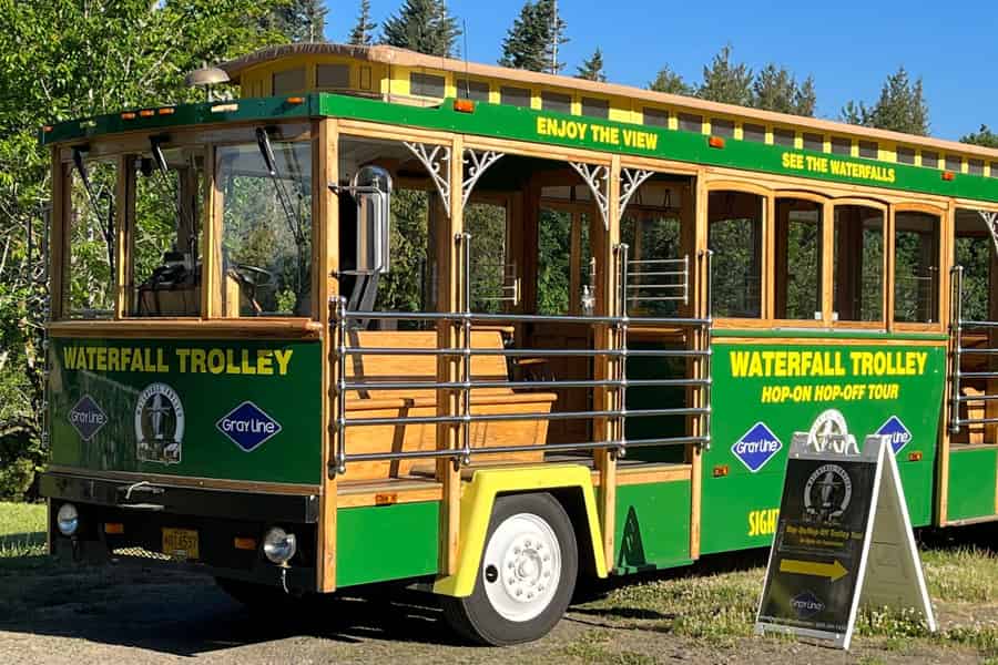 Multnomah Falls: Hop-on-Hop-off-Trolley im Wasserfallkorridor. Foto: GetYourGuide Multnomah Falls: Hop-on-Hop-off-Trolley im Wasserfallkorridor. Foto: GetYourGuide