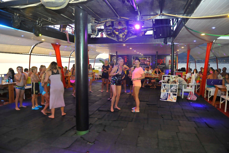 Alanya: Sunset Pirate Boat Tour with Dinner & Foam Party All-Inclusive: Dinner & Unlimited Drinks (Transfer Included)