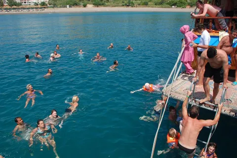 Side: Dolphin Boat Tour With Lunch Foam party Swimming
