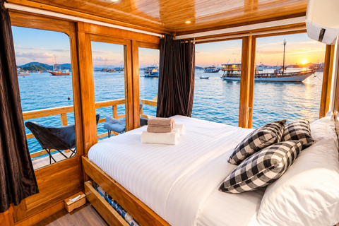 Labuan Bajo: 3-Day Komodo Sailing Luxury Boat with All Fees Deluxe Boat - Private Standar Room (2pax/room)