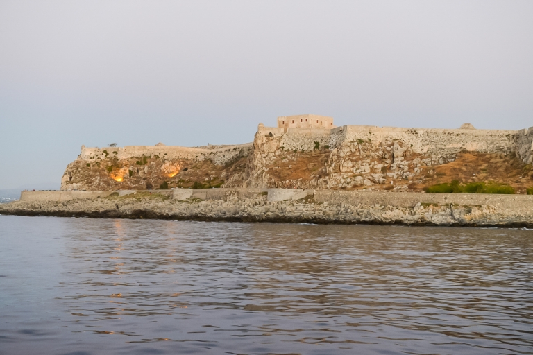 Rethymno: Bootsfahrt bei Sonnenuntergang auf Piratenboot