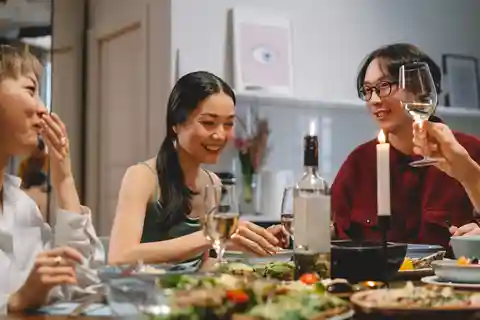 Jantar com amigos: Jantar em um apartamento milanês