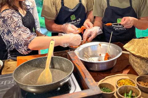 Bali: Balinese Cooking Class & Visit Balinese Temple