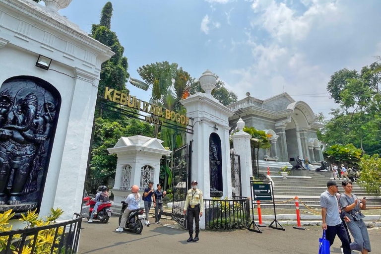 Von Jakarta aus: Wasserfall, Botanischer Garten, PuppentheaterBotanischer Garten