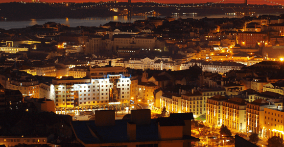 Lisbon: Authentic Fado Show, Dinner and Night Tour