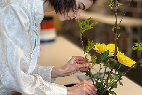 Osaka: Traditional Japanese Ikebana Flower Art Experience