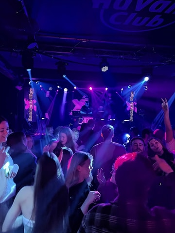 Riga: VIP Nightlife Tour with Bar Crawl & Nightclub Entry