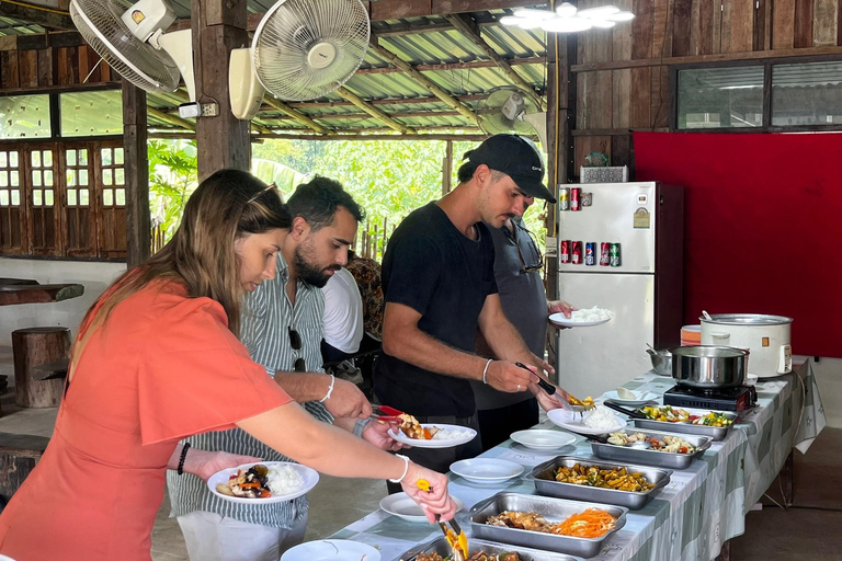 Chiang Rai:Guided Highlights Full-Day Tour-FREE LUNCH BUFFET Experience the Wonders of Chiang Rai with Free Thai Buffet