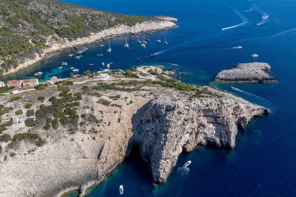 Desde Split: tour en lancha motora a la Cueva Azul, Hvar y 5 islas