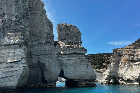 Lo mejor de Milos en velero: Kleftiko, playas y almuerzo griego