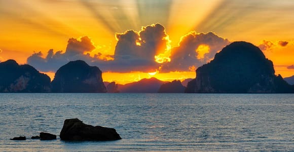 Phi Phi & 4 Islands Sunset tour + Bioluminescent Planktons