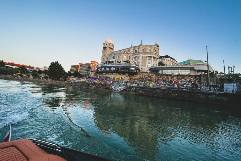 Wien: Exklusive Yachttour auf der DonauWien Zentrum Tour auf dem Wasser