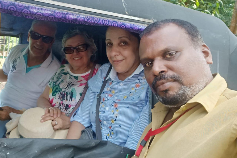 Passeio turístico local em Tuk-Tuk em Fortkochi