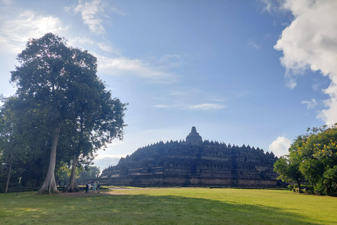 Yogyakarta: Subida VIP a Borobudur y Visita al Templo de Prambanan