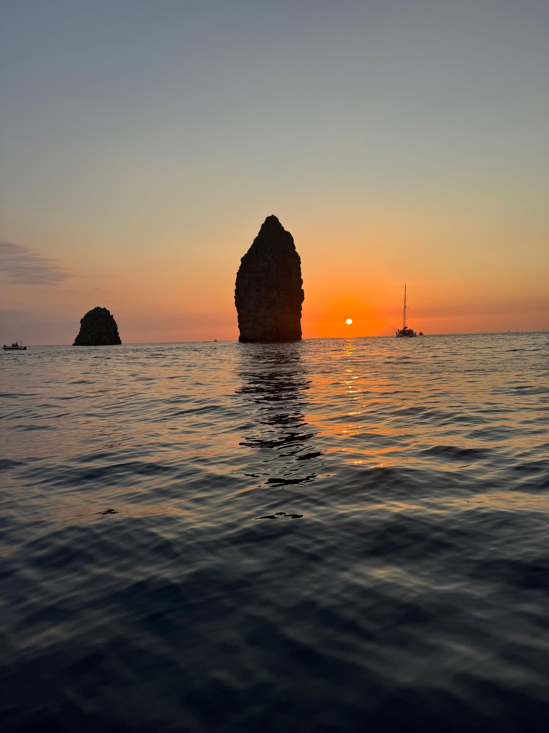 Lipari, Sonnenuntergang auf Holzboot auf dem Meer