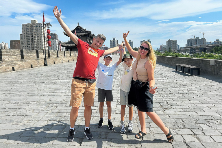 Xi'an: Terracotta Army, City Wall, Pagoda & Family Lunch Private Guided Tour with Lunch and Pickup Anywhere in Xi'an