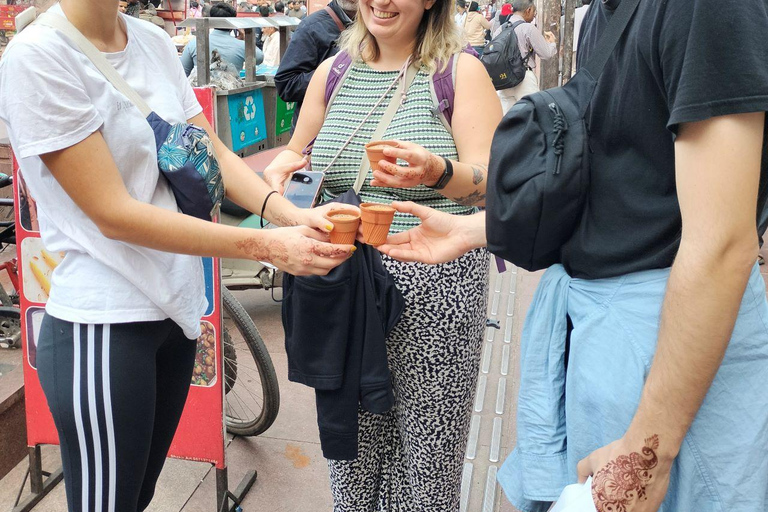 Mercado nocturno y comida callejera en Delhi (medio día, guiado por mujeres)Mercado de día y comida callejera en Delhi (medio día, guiado por mujeres)