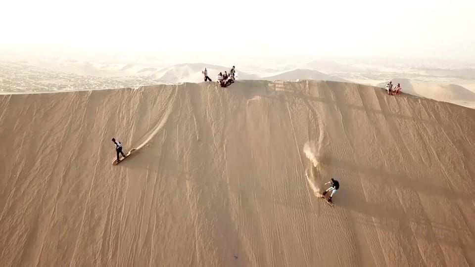 Planche à voile dans le désert d Ica au coucher du soleil GetYourGuide