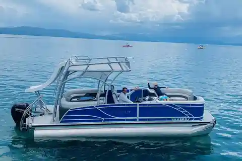 Lac Tahoe : Location d'un ponton de luxe avec toboggan aquatique