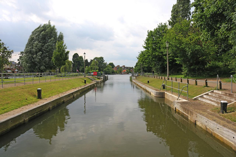 London: Richmond to Hampton Court River Thames Cruise Richmond to Hampton Court - Return