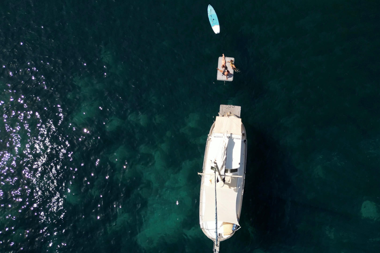 Palma: Private Classic Mallorcan Boat Tou Palma Bay: Cruise to Sea Caves or Calas with tapas & drinks