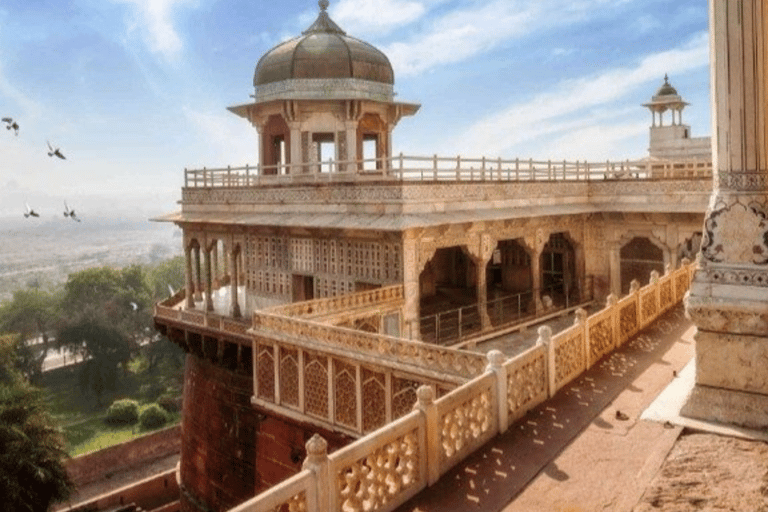 Von Agra aus: Skip The Line Taj Mahal & Agra Fort TourAuto mit Fahrer, Reiseführer, Eintrittskarten für Denkmäler und Mittagessen