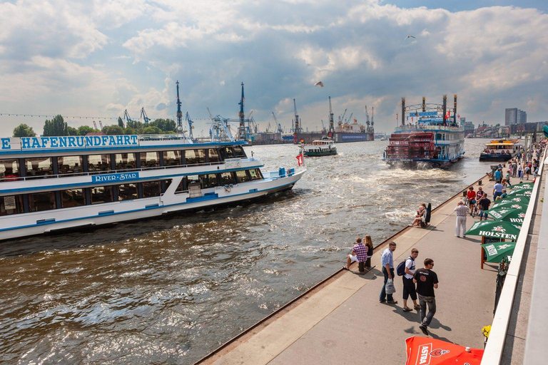 Rundgang an der Hafenpromenade in Hamburg