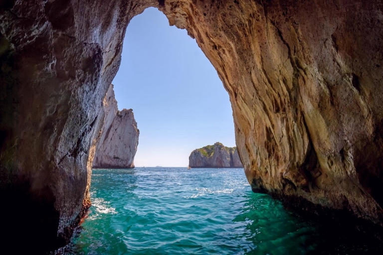 Depuis Amalfi : Tour en bateau de l'île de Capri avec plongée en apnée et boissons