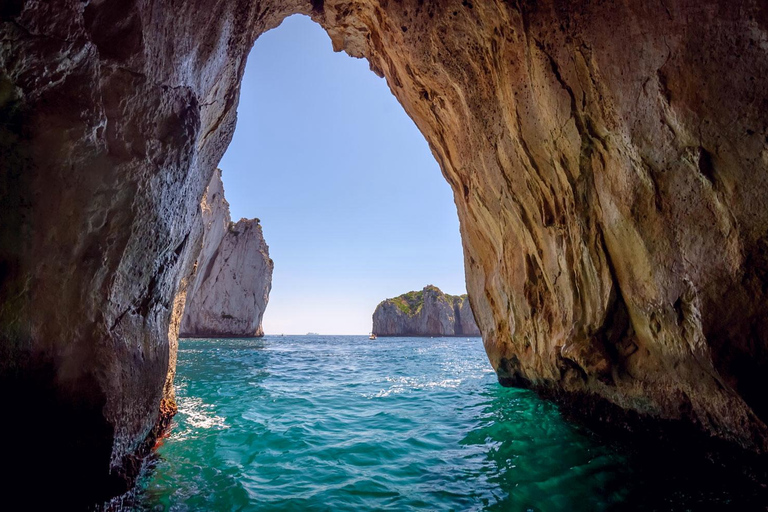 Depuis Amalfi : Tour en bateau de l'île de Capri avec plongée en apnée et boissons