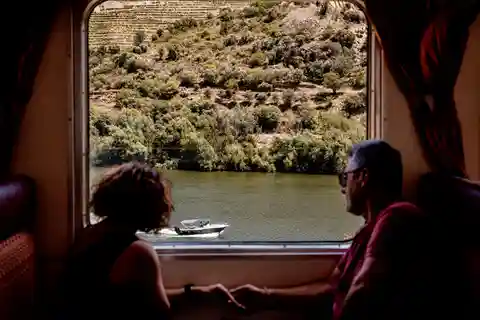 Douro: Passeio de Trem e Barco pelo Rio Douro com Almoço
